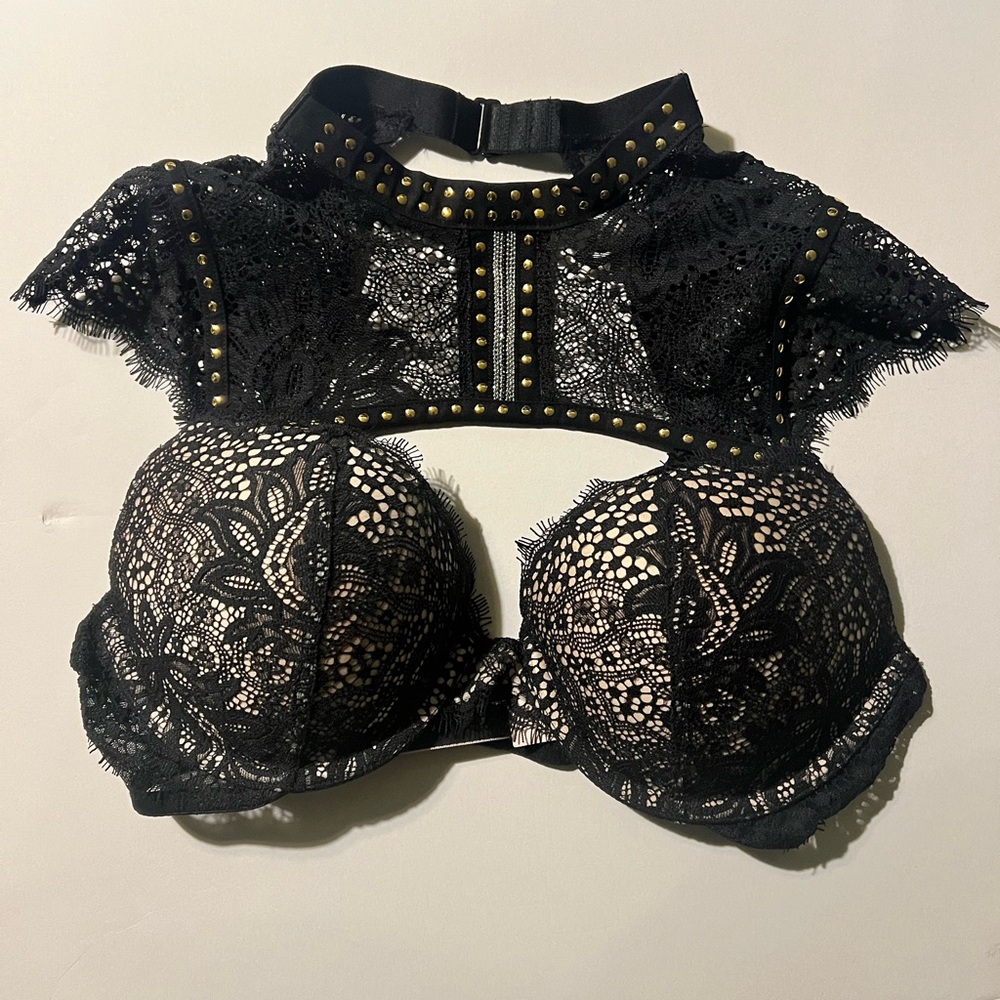 Sexy bra with lace and metal studs, never worn